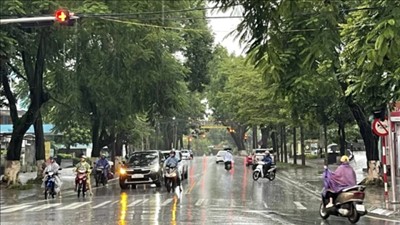 Bắc Bộ và Nam Bộ mưa dông, Trung Bộ tiếp tục nắng nóng