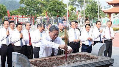 Tổng Bí thư dâng hương tại Khu tưởng niệm các tiền bối cách mạng tại Tuyên Quang