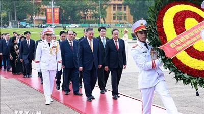 Kỷ niệm 136 năm Ngày sinh Chủ tịch Hồ Chí Minh: Lãnh đạo Đảng, Nhà nước vào Lăng viếng Bác