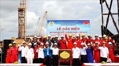 Gắn biển công trình chân đế giàn BK-21 