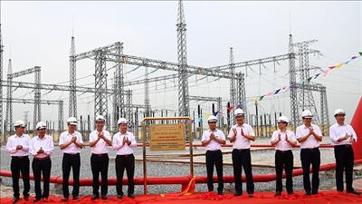 Gắn biển hoàn thành công trình trạm biến áp 220kV Yên Mỹ và đấu nối
