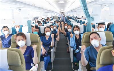 Gần 200 y, bác sĩ khu vực miền Trung vào tăng cường cho phía Nam chống dịch