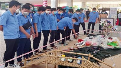 Triển lãm ảnh, tư liệu về phòng, chống rác thải nhựa tại Bến Tre