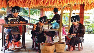 Bảo tồn, phát triển bản sắc văn hóa truyền thống của dân tộc thiểu số rất ít người