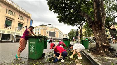 Hà Nội thu gom vận chuyển, xử lý rác sau mưa bão