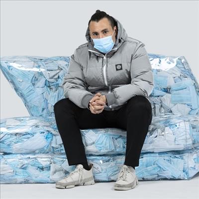 Bất ngờ với chiếc ghế được làm từ khẩu trang