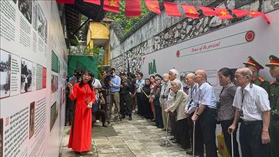 Trưng bày “Khúc ca khải hoàn” mừng 68 năm Ngày Giải phóng Thủ đô