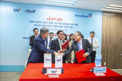 Ký kết tài trợ vốn và bảo hiểm sản lượng dự án Nhà máy điện mặt trời