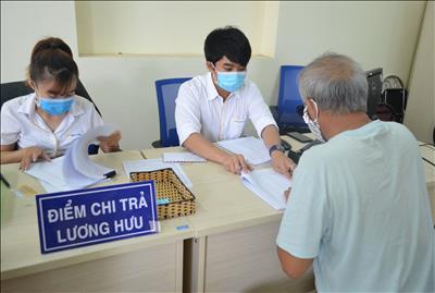 Xác định tuổi nghỉ hưu sớm khi bị tinh giản biên chế ra sao?