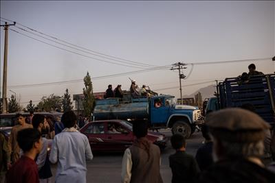 Tổng thống rời Afghanistan với 'núi tiền', còn người dân chạy đi đâu?