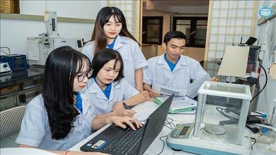 Chế tạo đồ bảo hộ y tế có thể tự phân hủy trong vài tháng