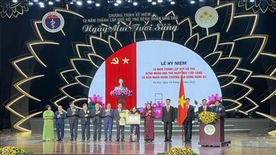 Khen thưởng Quỹ hỗ trợ bệnh nhân ung thư