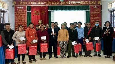 Tặng quà cho đối tượng khó khăn nhân dịp Tết Nguyên đán 2024