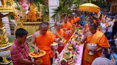 Chúc tết cổ truyền đồng bào Khmer ở Việt Nam