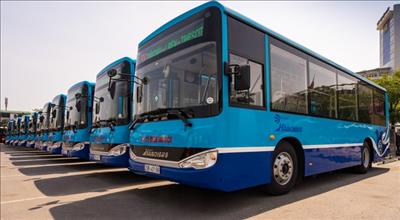 Hà Nội sử dụng xe buýt thân thiện với môi trường