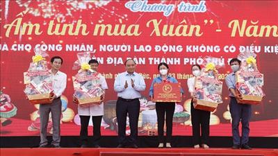 Trao quà cho công nhân, người lao động không có điều kiện về quê đón tết