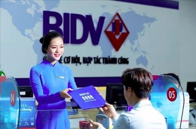 Các ngân hàng giảm phí chuyển tiền trực tuyến, phí rút tiền qua ATM vì đại dịch COVID-19
