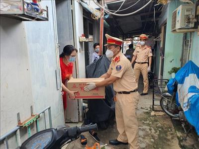 Công an TP Hồ Chí Minh đến từng ngõ, gõ từng nhà phát quà tặng người dân khó khăn